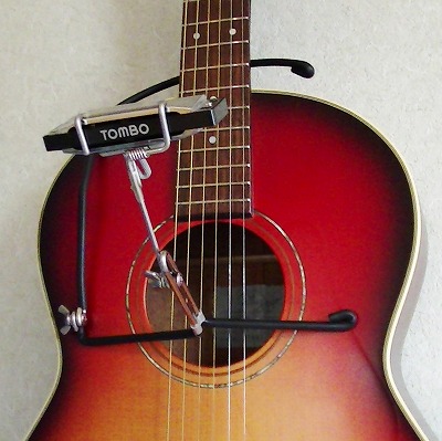 ハーモニカホルダーをギターに簡単に掛けられます